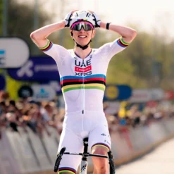 Casco Met Manta Mips Tadej Pogacar - Rainbow Edition
